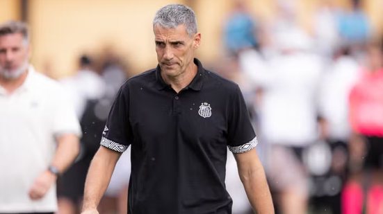 Após passagem irregular pelo Santos, Vojvoda inicia nova jornada no Racing Club - Foto: Raul Baretta/ Santos FC