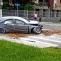 Motorista bate Mercedes contra poste e carro de luxo pega fogo na Enseada - Imagem: Reprodução