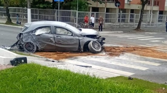 Motorista bate Mercedes contra poste e carro de luxo pega fogo na Enseada - Imagem: Reprodução