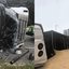 Um caminhoneiro de 32 anos foi preso após tombar carreta carregada de grãos em Santos, provocando grande mobilização de resgate - Foto: Reprodução