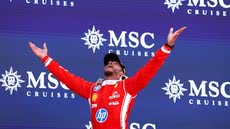 Lewis Hamilton conquista sua primeira vitória com a Ferrari e amplia seu recorde de vitórias na Fórmula 1 para 106 - Imagem: Divulgação