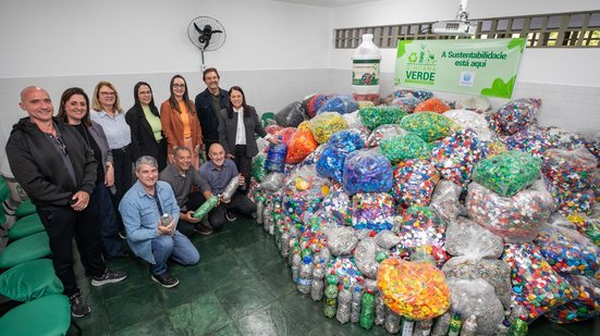 Alunos e professores de Praia Grande arrecadam tampinhas e lacres para cadeiras de rodas, promovendo solidariedade e sustentabilidade - Foto: Divulgação/ Prefeitura de Praia Grande