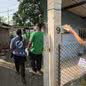A atividade educativa orienta moradores sobre a separação de lixo e os impactos do descarte incorreto no meio ambiente local - Foto: Divulgação/ Prefeitura de Cubatão
