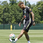 Após um mês se recuperando de lesão, Neymar fez atividades físicas e surpreendeu ao participar de movimentação leve com bola no CT - Imagem: Rafael Ribeiro / CBF