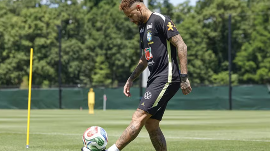 Após um mês se recuperando de lesão, Neymar fez atividades físicas e surpreendeu ao participar de movimentação leve com bola no CT - Imagem: Rafael Ribeiro / CBF
