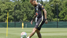 Após um mês se recuperando de lesão, Neymar fez atividades físicas e surpreendeu ao participar de movimentação leve com bola no CT - Imagem: Rafael Ribeiro / CBF