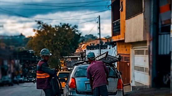 A prisão ocorreu durante patrulhamento da PM, que encontrou ferramentas e uma camisa da Vivo no veículo do suspeito - Foto: Divulgação/ 29° BPMI