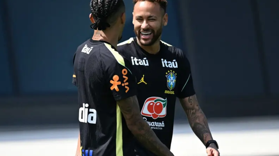 Com rotina de treinos em dois turnos, Neymar busca acelerar recondicionamento físico sem pular etapas médicas - Imagem: Mauro Pimentel / AFP