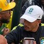 Torcida fecha rua de hotel para receber a Seleção Brasileira - Imagem: Reprodução / TNT Sports