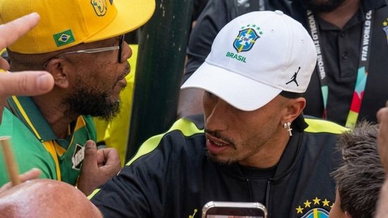 Torcida fecha rua de hotel para receber a Seleção Brasileira - Imagem: Reprodução / TNT Sports