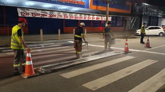 Avenida Santos Dumont é foco de melhorias, com nova sinalização para pedestres e motoristas, visando reduzir acidentes - Foto: Divulgação/ Prefeitura de Guarujá