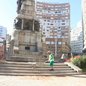A reforma inclui a limpeza do piso, troca de bordas de granito e revitalização da estátua central da praça - Foto: Divulgação/ Prefeitura de Santos