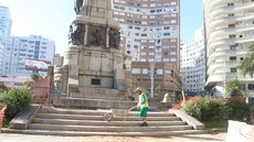 A reforma inclui a limpeza do piso, troca de bordas de granito e revitalização da estátua central da praça - Foto: Divulgação/ Prefeitura de Santos