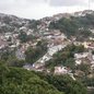 Atiradores fugiram em alta velocidade pelas vielas do São Bento; estado de saúde do agente ferido não foi revelado - Foto: Reprodução/ Prefeitura de Santos