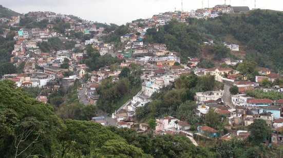 Atiradores fugiram em alta velocidade pelas vielas do São Bento; estado de saúde do agente ferido não foi revelado - Foto: Reprodução/ Prefeitura de Santos