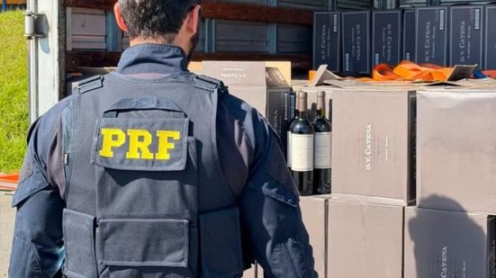 Bebidas de origem argentina estavam desprovidas de documentação legal; motorista foi detido e levado para o Vale do Ribeira - Foto: Divulgação/ Polícia Rodoviária Federal