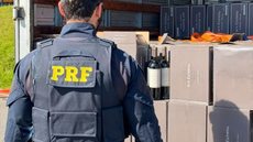 Bebidas de origem argentina estavam desprovidas de documentação legal; motorista foi detido e levado para o Vale do Ribeira - Foto: Divulgação/ Polícia Rodoviária Federal