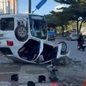 Acidente derruba poste e deixa veículo de rodas para o ar na orla de Santos - Imagem: Reprodução