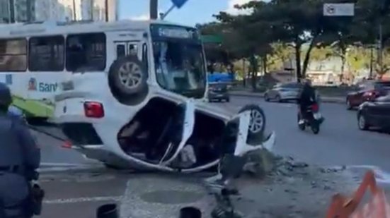 Carro capota na Avenida Presidente Wilson após derrubar semáforo no Gonzaga