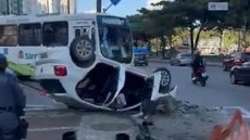 Acidente derruba poste e deixa veículo de rodas para o ar na orla de Santos - Imagem: Reprodução