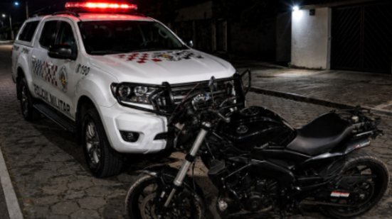 Flagrante aconteceu na noite de sexta-feira (19) após policiais cercarem área de mata; chassi e motor do veículo foram raspados - Foto: Divulgação/ 29° BPMI