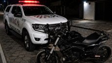 Flagrante aconteceu na noite de sexta-feira (19) após policiais cercarem área de mata; chassi e motor do veículo foram raspados - Foto: Divulgação/ 29° BPMI