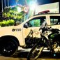 O jovem pilotava uma Yamaha Ténéré sem capacete e tentou despistar a polícia, mas foi alcançado após fuga pelas ruas do bairro Caraguava - Foto: Divulgação/ 29° BPMI
