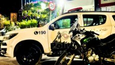 O jovem pilotava uma Yamaha Ténéré sem capacete e tentou despistar a polícia, mas foi alcançado após fuga pelas ruas do bairro Caraguava - Foto: Divulgação/ 29° BPMI