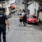 Bando abandona bicicletas e foge a pé, mas menor acaba pego pela Guarda Municipal em Guarujá - Imagem: Reprodução