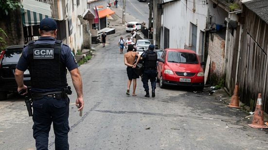 Bando abandona bicicletas e foge a pé, mas menor acaba pego pela Guarda Municipal em Guarujá - Imagem: Reprodução