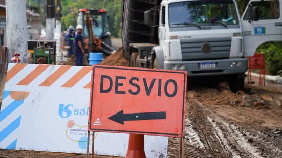 A Sabesp iniciou obras de modernização que afetam o trânsito em Praia Grande, com bloqueios totais e parciais até o dia 27 - Foto: Divulgação/ Prefeitura de Praia Grande