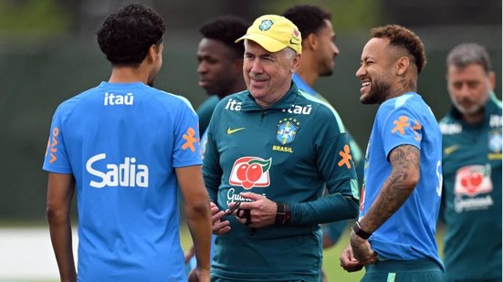 A Seleção Brasileira se prepara para enfrentar a Escócia, em um jogo que pode definir a liderança do Grupo C - Foto: Mauro Pimentel / AFP