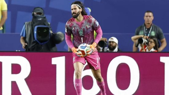 Após pedido da CBF, goleiros brasileiros trocarão uniforme vermelho por verde na partida contra a Escócia - Foto: Getty Images