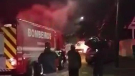 Caminhão é tomado pelo fogo no bairro Cidade Atlântica e mobiliza duas viaturas - Imagem: Reprodução