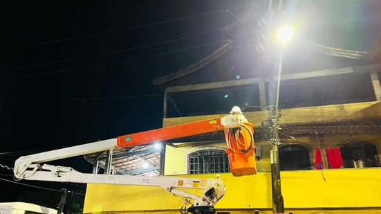O programa 'Ilumina Cubatão' visa trocar fiação e modernizar mais de 14 mil postes de luz na cidade - Foto: Rafael Oliveira/ Divulgação Secom Cubatão