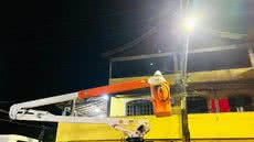 O programa 'Ilumina Cubatão' visa trocar fiação e modernizar mais de 14 mil postes de luz na cidade - Foto: Rafael Oliveira/ Divulgação Secom Cubatão