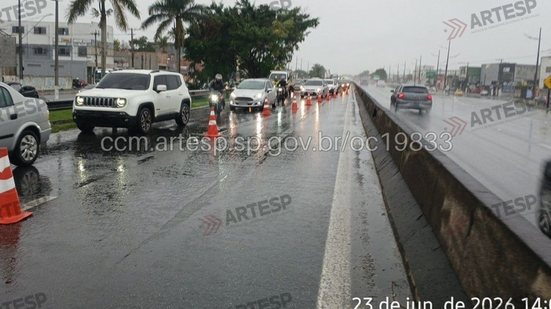 Demora em arrancada causa batida em cadeia e congestionamento na Expressa Sul - Imagem: Reprodução