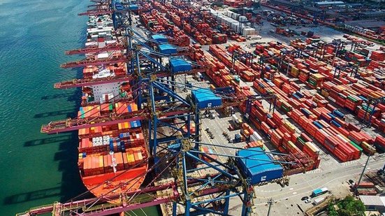 Movimentação de contêineres passa de 2,4 milhões de TEU e impulsiona cais santista - Imagem: Divulgação