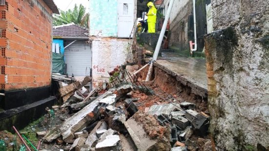 Engenheiros realizam vistoria de emergência após desabamento de galpão em Santos, causado por forte chuva na região - Foto: Reprodução