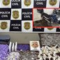 A polícia monitorou a biqueira e desarticulou a estrutura de distribuição de entorpecentes; os policiais encontraram drogas escondidas em um cesto de roupas - Foto: Divulgação/ Polícia Civil