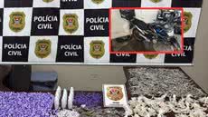 A polícia monitorou a biqueira e desarticulou a estrutura de distribuição de entorpecentes; os policiais encontraram drogas escondidas em um cesto de roupas - Foto: Divulgação/ Polícia Civil