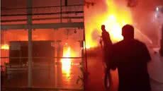 Brigada age rápido e controla incêndio em estandes de shopping no Guarujá - Imagem: Divulgação