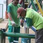 Equipes da Prefeitura de Santos trabalham na conservação de ruas, praças e limpeza urbana, visando otimizar a mobilidade e segurança dos cidadãos - Foto: Divulgação/ Prefeitura de Santos