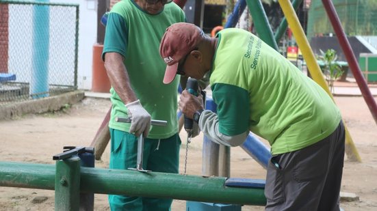Equipes da Prefeitura de Santos trabalham na conservação de ruas, praças e limpeza urbana, visando otimizar a mobilidade e segurança dos cidadãos - Foto: Divulgação/ Prefeitura de Santos