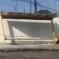 Após o acidente, equipes de limpeza removeram os destroços e garantiram a segurança dos pedestres na Rua Oiti, em São Vicente - Foto: Reprodução/ Marcelo Ricky