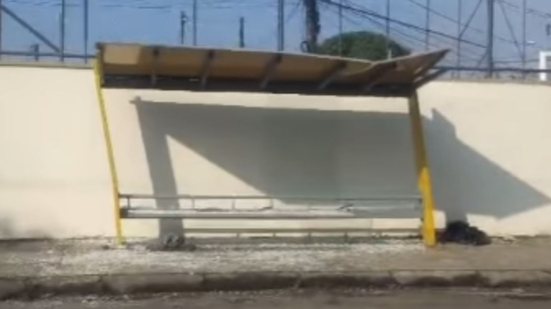 Após o acidente, equipes de limpeza removeram os destroços e garantiram a segurança dos pedestres na Rua Oiti, em São Vicente - Foto: Reprodução/ Marcelo Ricky