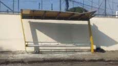 Após o acidente, equipes de limpeza removeram os destroços e garantiram a segurança dos pedestres na Rua Oiti, em São Vicente - Foto: Reprodução/ Marcelo Ricky