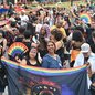 Com mensagem política e muita festa, Santos recebe a 9ª Parada do Orgulho LGBT+ - Foto: Henrique Teixeira
