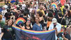 Com mensagem política e muita festa, Santos recebe a 9ª Parada do Orgulho LGBT+ - Foto: Henrique Teixeira
