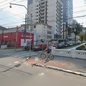 A reurbanização na Alameda Armênio Mendes impacta motoristas e passageiros de ônibus em Santos, com desvios e mudanças nas rotas - Foto: Reprodução/ Google Maps